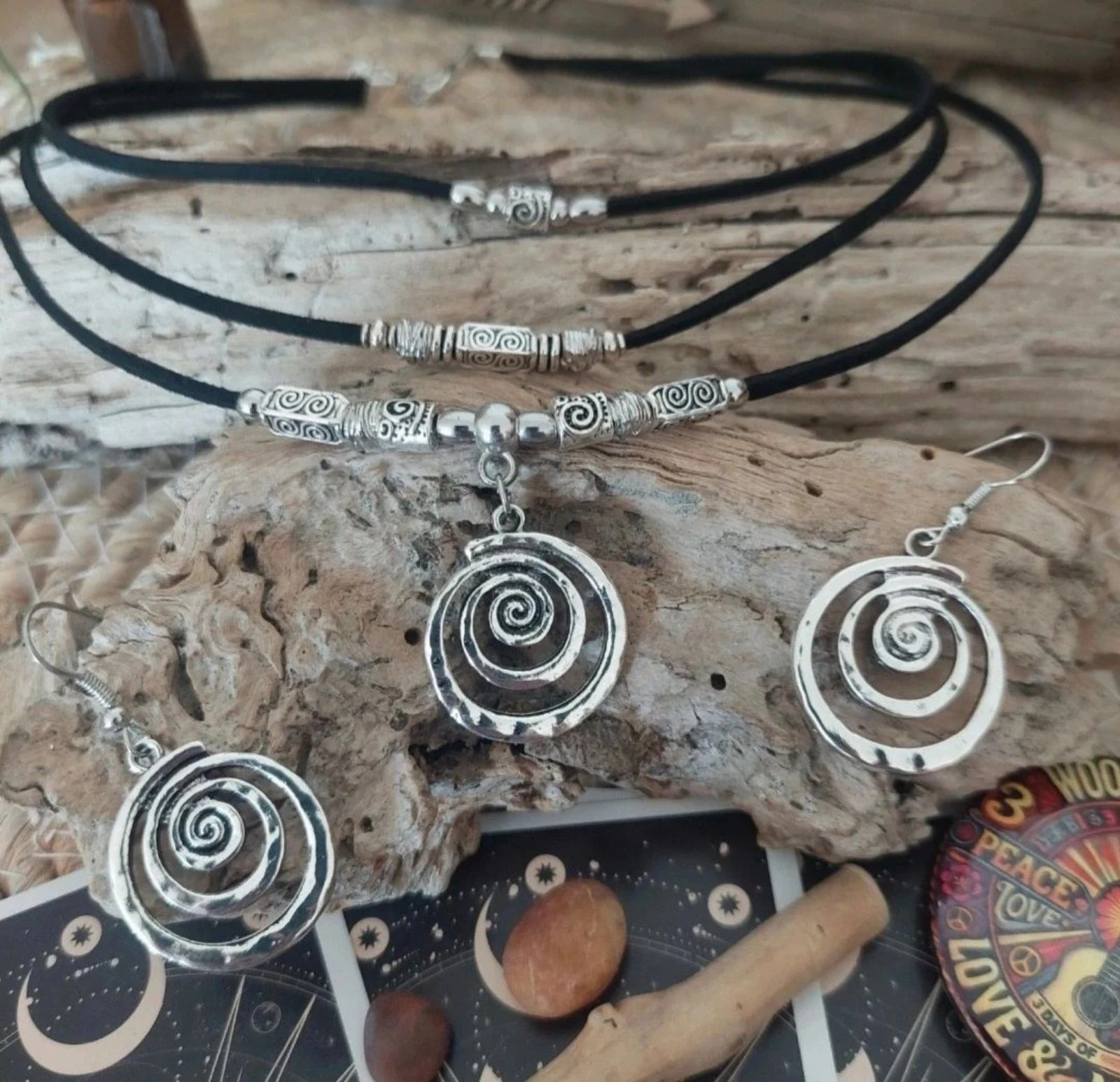 Parure boho mystique triple rangs, petit
spirale hypnotique, noir